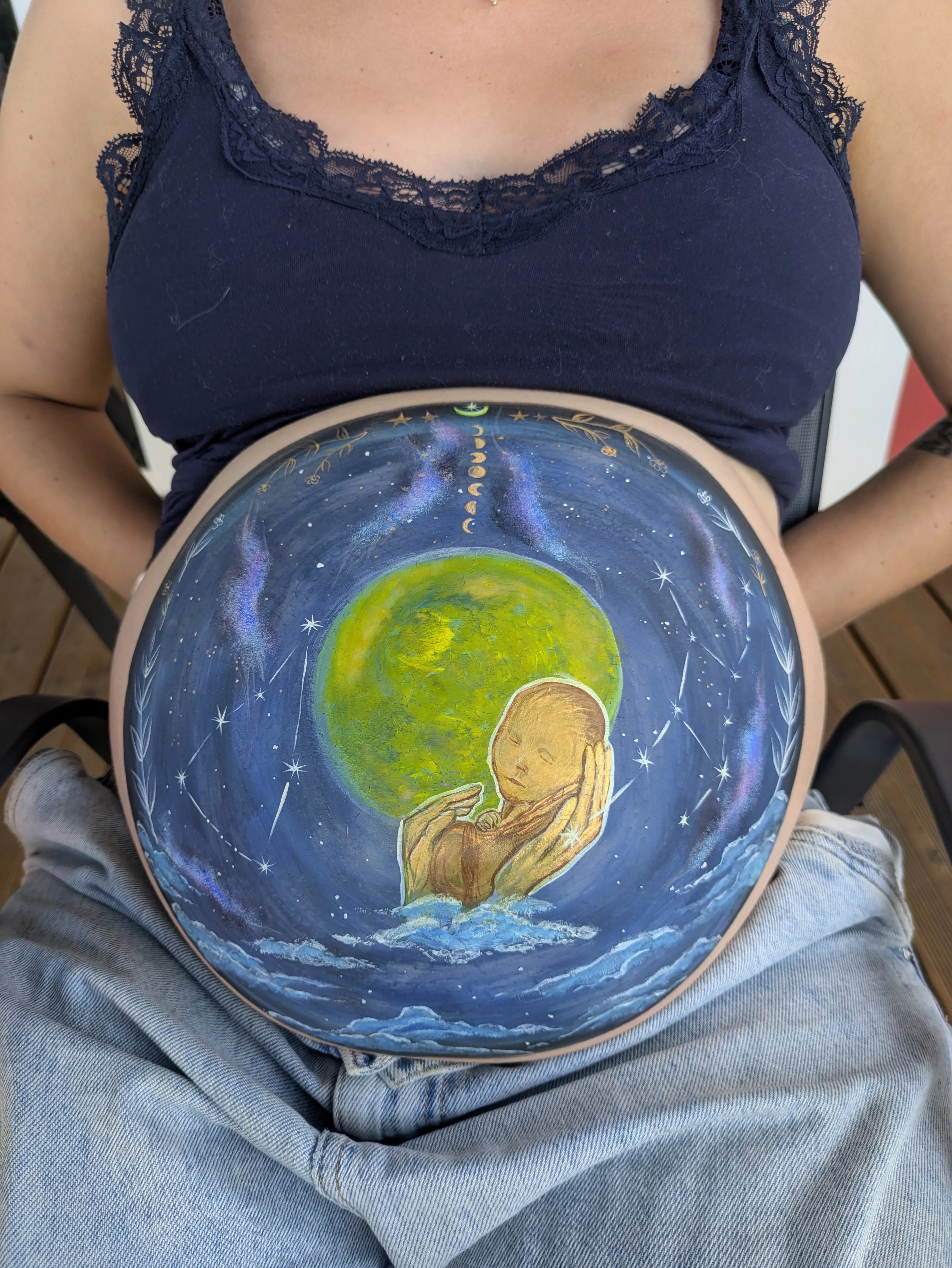 D&eacute;tail d&rsquo;un belly painting personnalis&eacute; autour de la destin&eacute;e et de symboles astrologiques